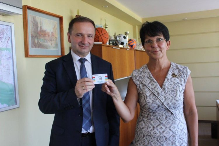 Prezydent Miasta Żory Waldemar Socha odebrał nową kartę biblioteczną, materiały prasowe