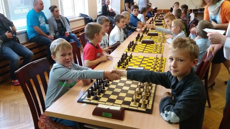 Dorośli i dzieci wzięli udział w weekendowych turniejach szachowych w Klubie Rebus, mat. prasowe