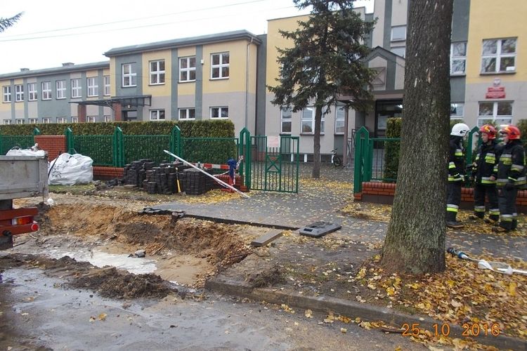 Rudziczka: ponad 200 uczniów ewakuowano ze szkoły na skutek silnego wycieku gazu, KPPSP Pszczyna