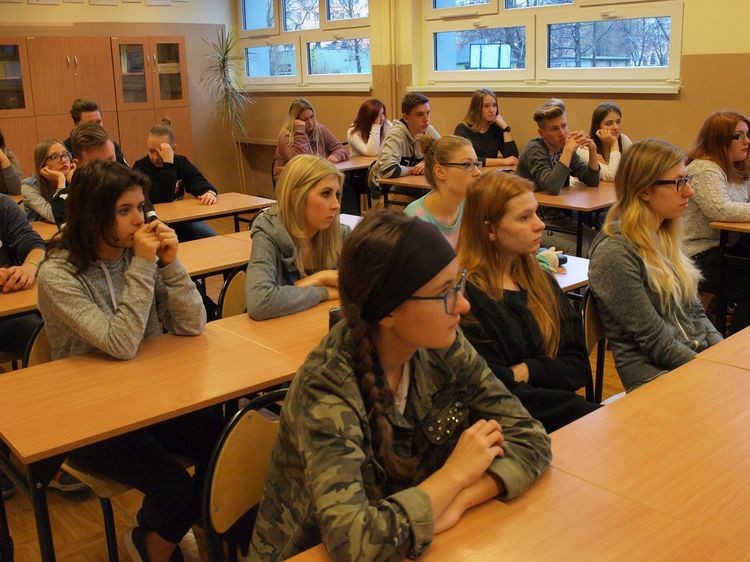 Wolontariusze poprowadzili lekcje przedsiębiorczości w CKZiU w Żorach, mat. prasowe