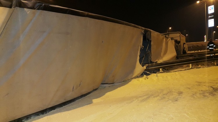 Ciężarówka wywróciła się na autostradzie A1 w Żorach, KMPSP Żory