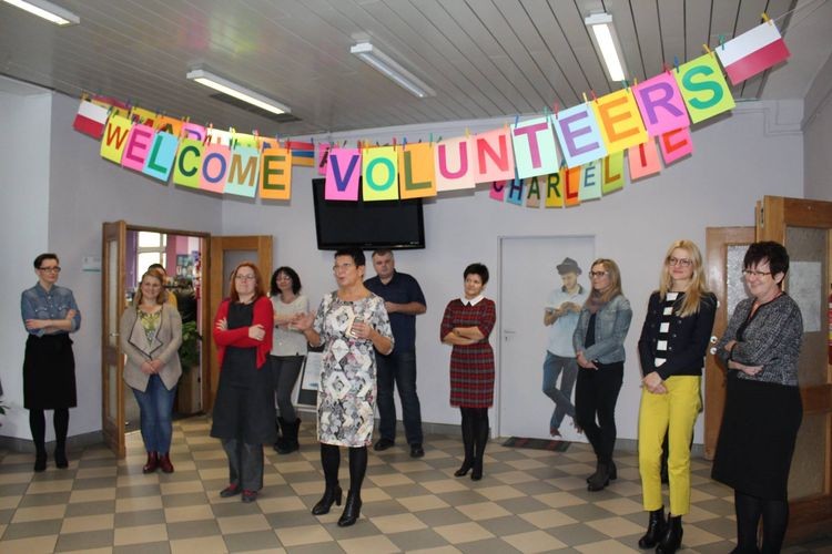 Wolontariusze z czterech krajów prowadzą zajęcia w żorskiej bibliotece, MBP w Żorach