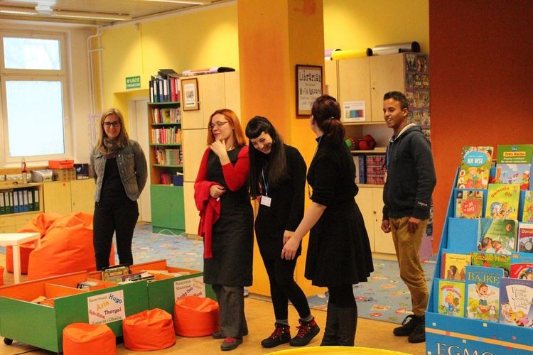 Wolontariusze z czterech krajów prowadzą zajęcia w żorskiej bibliotece, MBP w Żorach