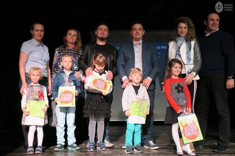 Młodzi artyści z Żor odebrali nagrody za konkursy z okazji majowych świąt, Muzeum Miejskie w Żorach