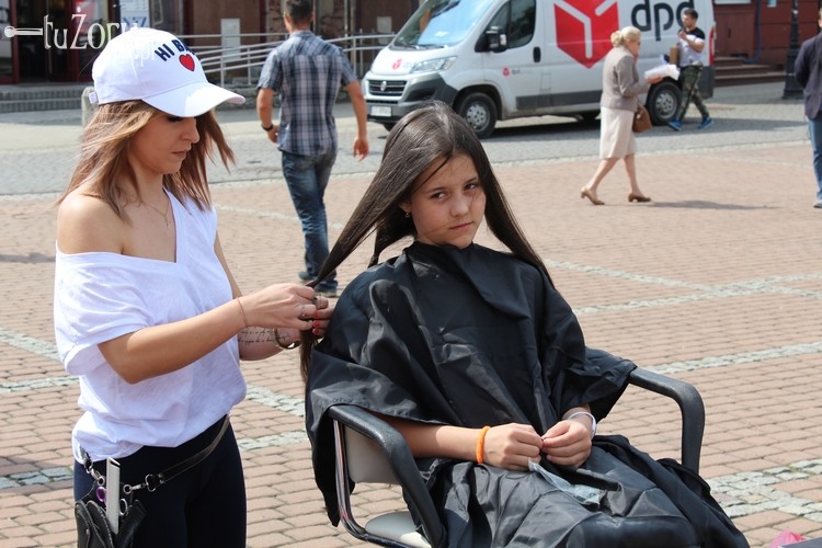 Wielka akcja ścinania włosów na żorskim Rynku, Wioleta Kurzydem