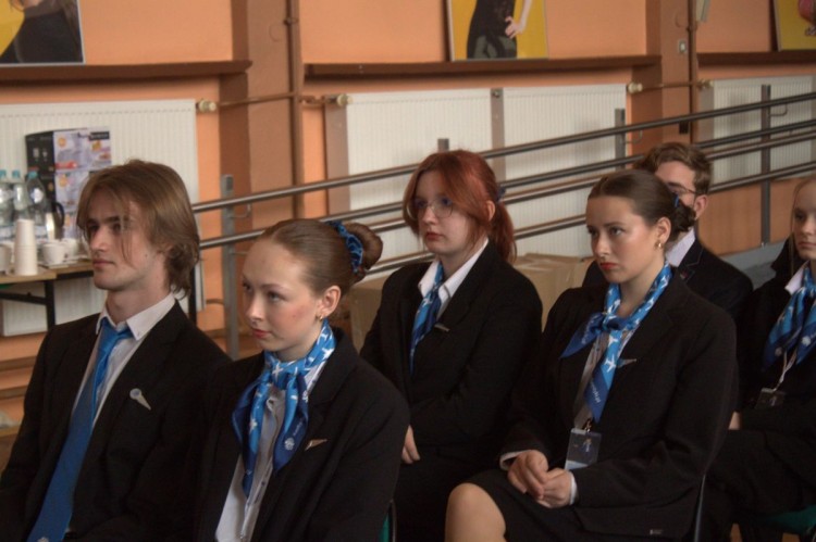 W Tischnerze uczą się młodzi stewardzi i stewardessy. W przyszłości spotkamy ich w samolocie [ZDJĘCIA], KB