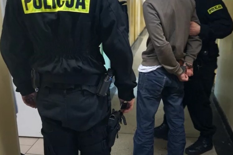 Areszt dla 20-latka za napady na salony gier, Policja