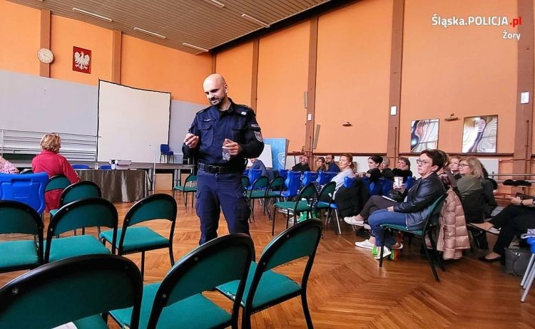 Uzależnienia wśród młodzieży. Spotkanie policji z nauczycielami, KMP Żory