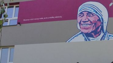 Portret Matki Teresy, czyli nowy mural na budynku ZSS