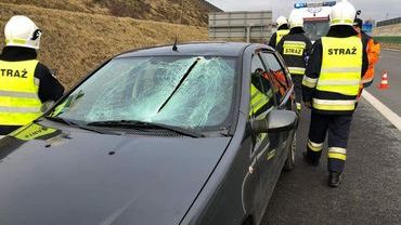 A1: Tafla lodu przebiła szybę samochodu i zraniła kierującą kobietę