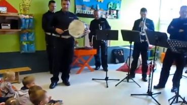 Policyjna orkiestra zagrała dla przedszkolaków z Żor