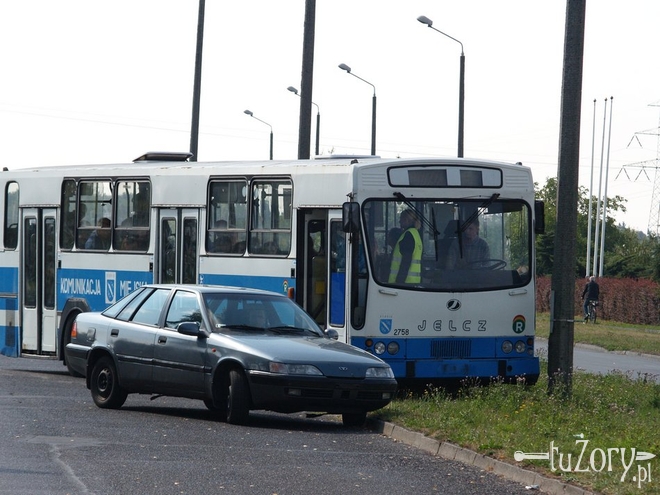 Wypadek na ul. Okrężnej. Autobus zderzył się z osobówką, Radosław Góra