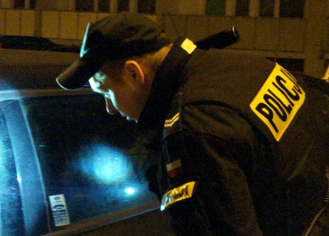 Złodziej paliwa wpadł w ręce policjantów podczas... drzemki w samochodzie, KMP Żory