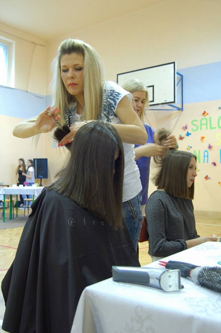 Uczniowie „Miarki” oddali swoje włosy dla kobiet walczących z rakiem!, Studio Shine