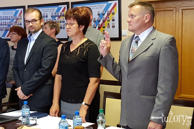 Nowy radny Mieczysław Jakubowski (pierwszy z prawej) złożył uroczyste ślubowanie podczas sesji Rady Miasta 23 czerwca
