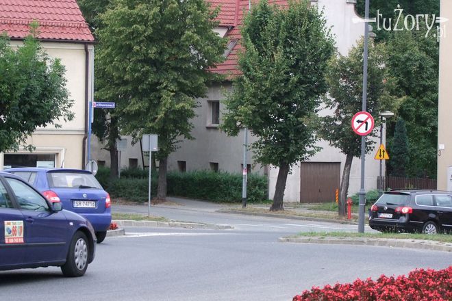 Wyjeżdżając z ronda, można już skręcić w ulicę Powstańców Śląskich.