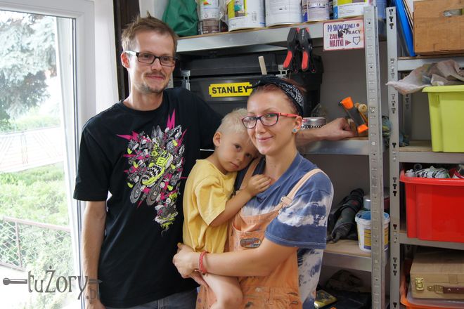 Kamila i Wojciech Wyrobek z 3,5-letnim synem Witkiem, który coraz chętniej pomaga rodzicom w pracy.