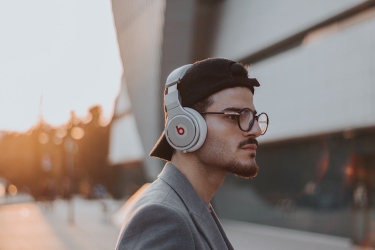 4 korzyści płynące z zakupu słuchawek bezprzewodowych, materiały partnera
