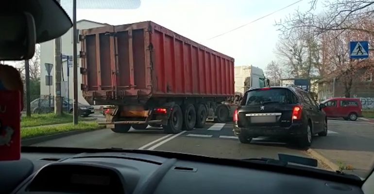 Niebezpiecznie na Mikołowskiej. Ciężarówka jechała pod prąd