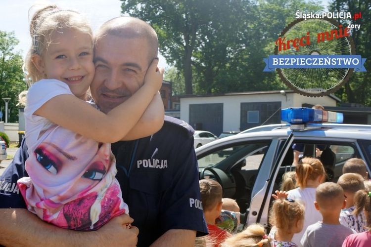 Mała żorzanka chce zostać policjantem. Tak jak jej tata, KMP Żory