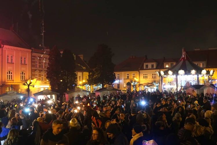 Mieszkańcy przywitali Nowy Rok na żorskim Rynku, MOK Żory