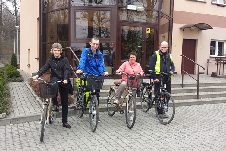 Zakład Aktywności Zawodowej w Żorach zakupił busy oraz kilka rowerów dla swoich niepełnosprawnych pracowników, UM Żory