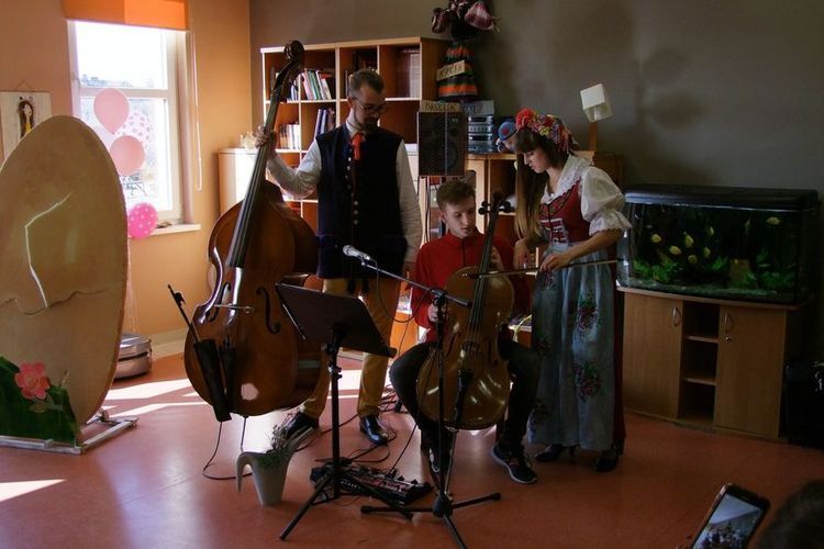 „Muzyka mostem między pokoleniami”. W hospicjum ruszyły lekcje muzyczno-folklorystyczne (wideo), UM Żory