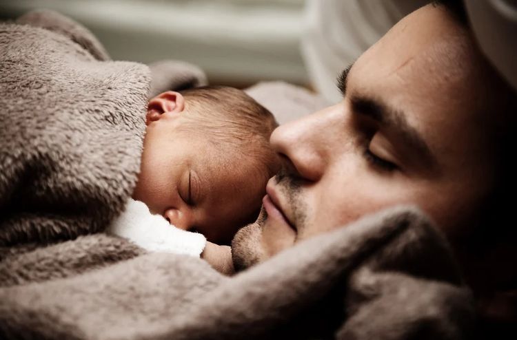 ZUS: tatusiowie chętnie korzystają z macierzyńskiego, pixabay