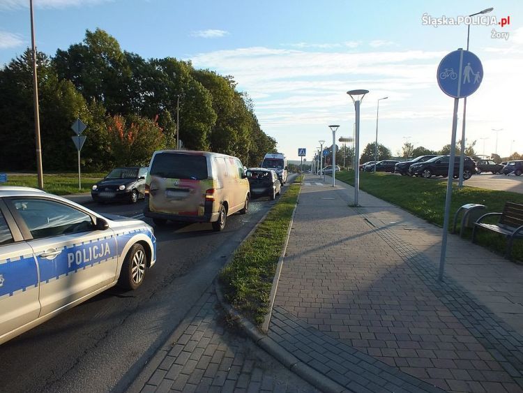 Zderzenie trzech pojazdów na Wodzisławskiej. 66-letnia kobieta trafiła do szpitala, KMP Żory