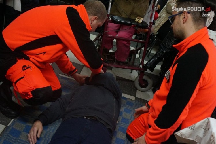 Żory: policjanci, strażacy i ratownicy medyczni zawitali z kolędą u bezdomnych [wideo], KMP Żory
