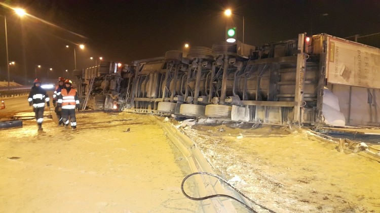 Żory, A1: wywrócona ciężarówka blokowała wjazd na autostradę, KMPSP Żory