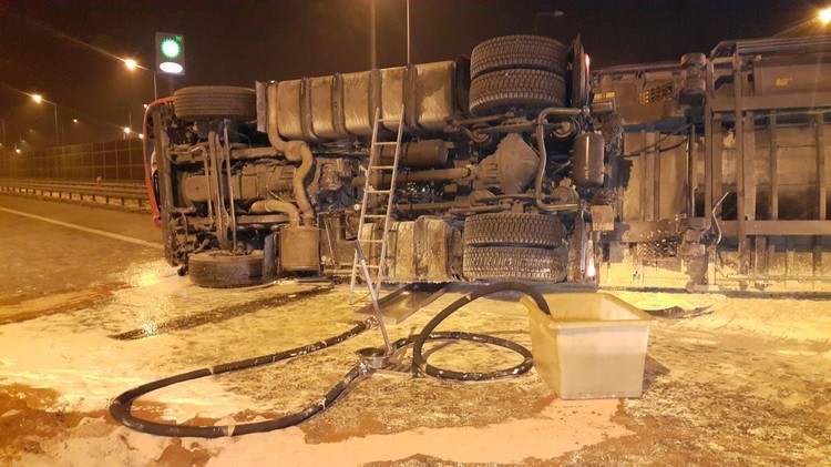 Żory, A1: wywrócona ciężarówka blokowała wjazd na autostradę, KMPSP Żory