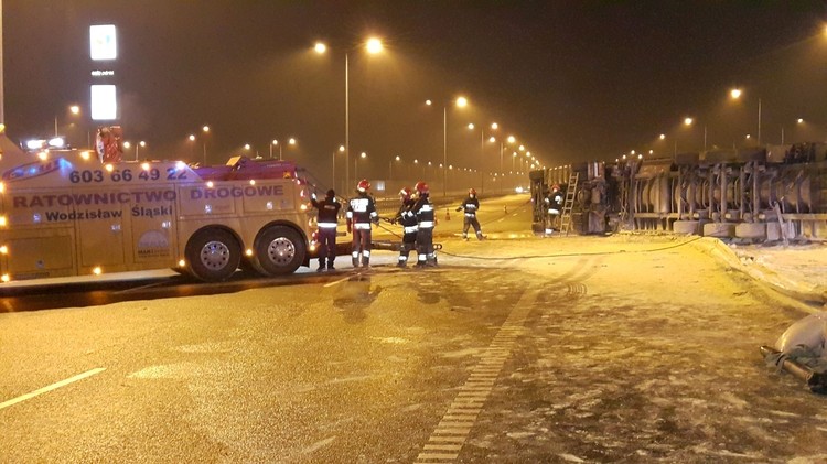 Ciężarówka wywróciła się na autostradzie A1 w Żorach, KMPSP Żory