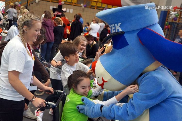 Żory: Sznupek odwiedził młodych sportowców trenujących do Olimpiad Specjalnych, KMP w Żorach