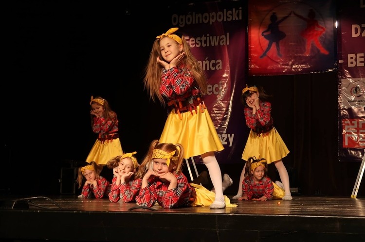 Ponad tysiąc młodych tancerzy wzięło udział w festiwalu „Dzieci dzieciom – bez barier”, MOK Żory