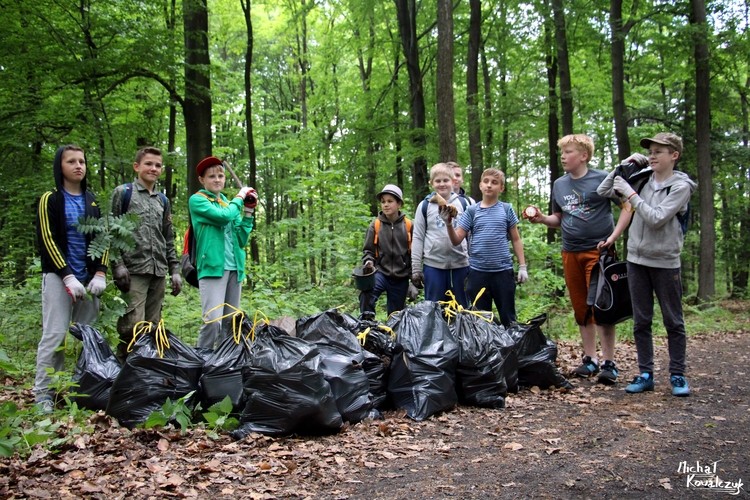 Ponad 100 młodych ochotników sprzątało żorskie lasy, Michał Kowalczyk / Wioleta Kurzydem