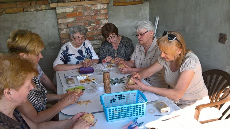 Seniorzy z Rogoźnej uczyli się rzeźbić, Stowarzyszenie Przyjaciół Rogoźnej