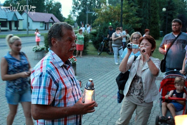 Mieszkańcy Żor zapalili świece przed budynkiem sądu. Na znak protestu, Wioleta Kurzydem
