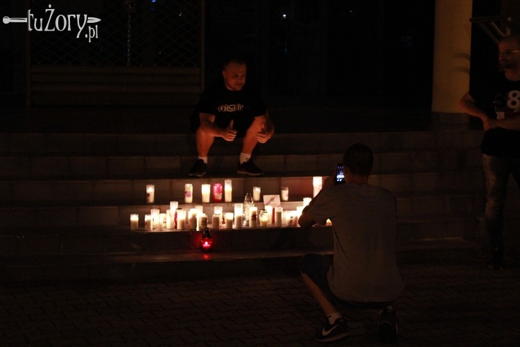 Mieszkańcy Żor zapalili świece przed budynkiem sądu. Na znak protestu, Wioleta Kurzydem