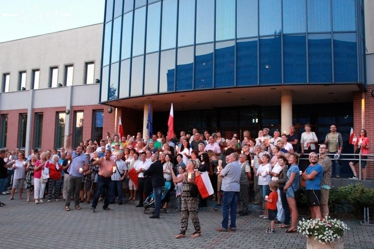 Jeszcze więcej osób na piątkowym proteście przed sądem w Żorach. W sobotę spotkają się ponownie, Wioleta Kurzydem