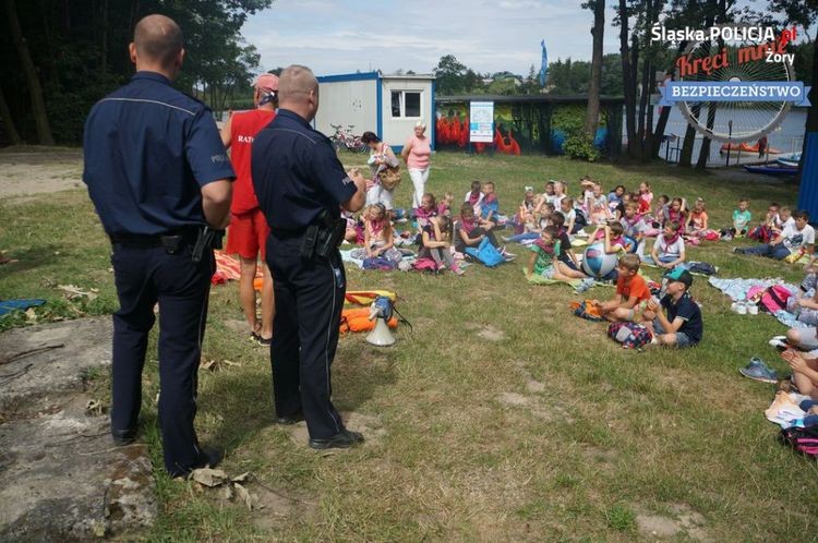 Uczestnicy półkolonii wzięli udział w pogadance z policjantami i ratownikami WOPR-u, KMP w Żorach