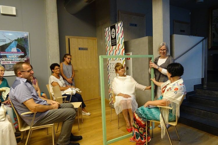 Żorska artystka otworzyła wystawę „Lustra tożsamości”, Muzeum Miejskie w Żorach