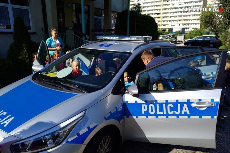 Policjanci z żorskiej komendy rozmawiają z najmłodszymi o bezpieczeństwie, KMP Żory