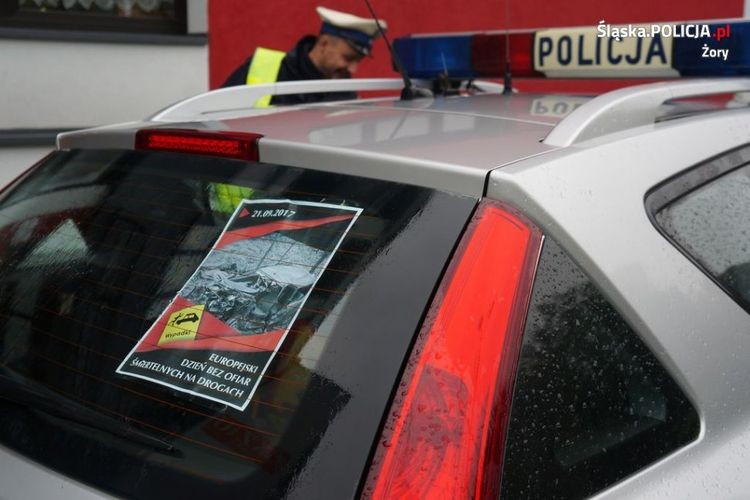 Policjanci i młodzież z Żor sprzeciwili się śmiertelnym wypadkom na drogach, KMP w Żorach