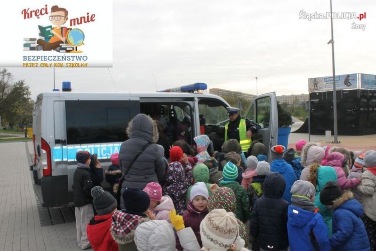 Stróże prawa rozmawiali z dziećmi z Żor o bezpieczeństwie na drodze, KMP w Żorach