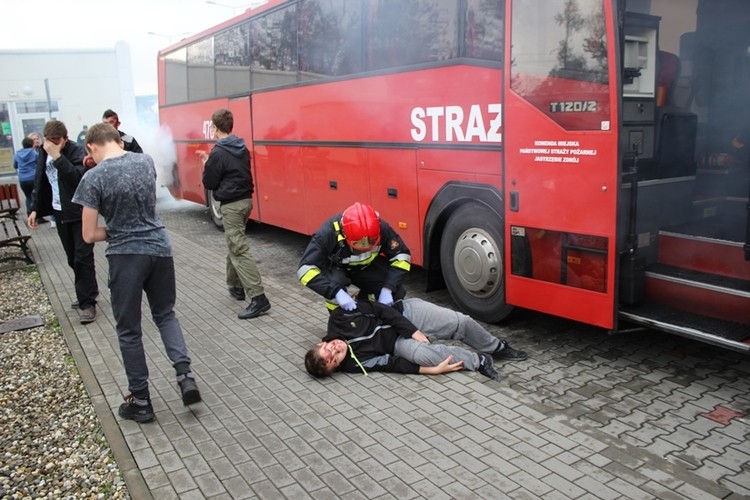 Płonący autobus i ranna młodzież. Przy autostradzie odbyły się widowiskowe ćwiczenia strażaków, Adrian Lubszczyk [1-31] / SK [32-38]