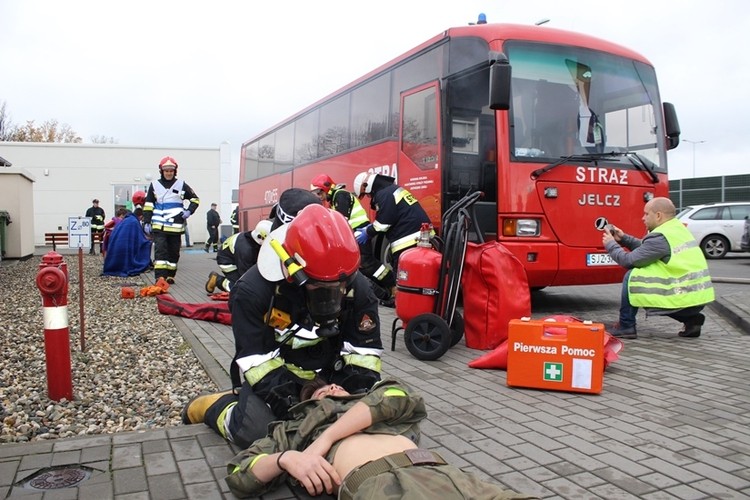 Strażacy ratowali młodzież z płonącego autobusu, Adrian Lubszczyk [1-31] / SK [32-38]
