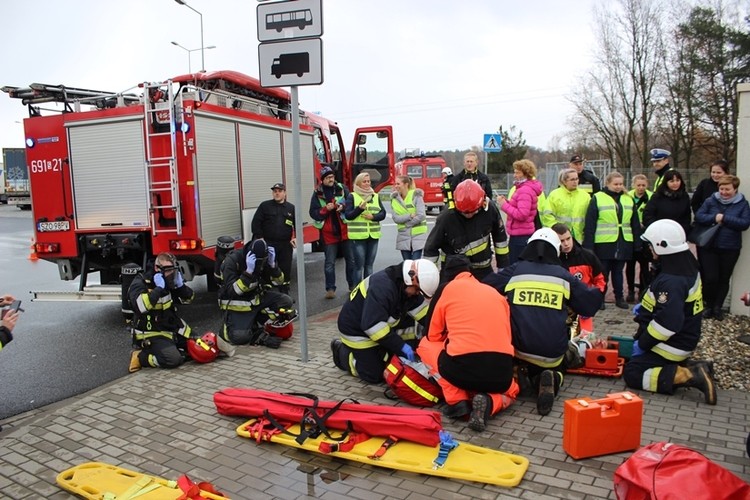 Strażacy ratowali młodzież z płonącego autobusu, Adrian Lubszczyk [1-31] / SK [32-38]