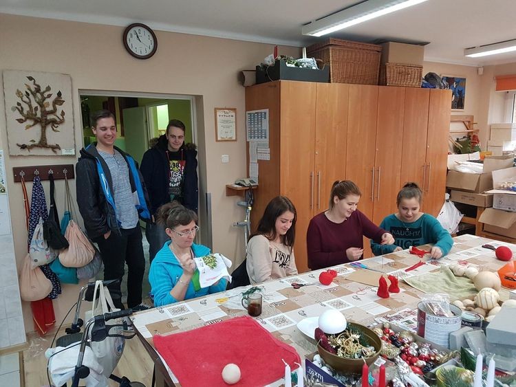 Mikołaje wraz z pomocnikami odwiedzili Warsztaty Terapii Zajęciowej, ZSB-I w Żorach