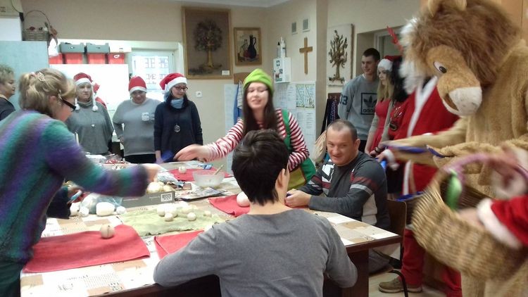 ZSB-I: uczniowie pomogli podopiecznym WTZ przygotować się do świąt, ZSB-I w Żorach